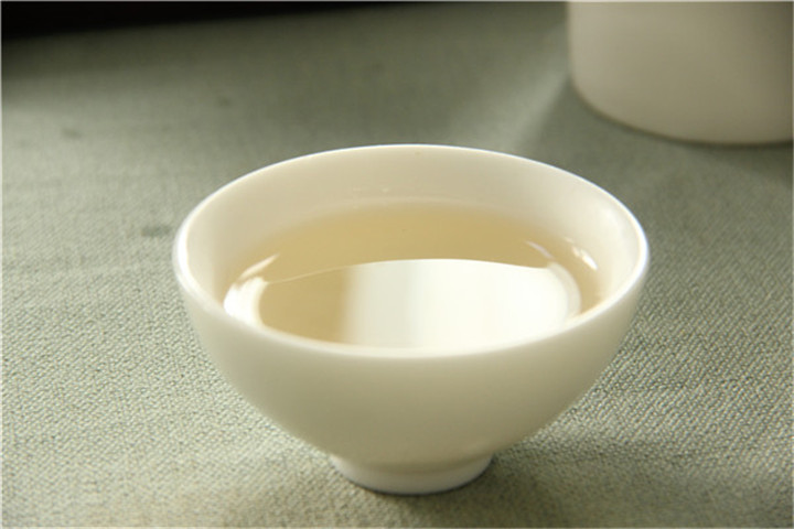 冲泡福鼎白茶，茶汤表面的泡沫是什么？