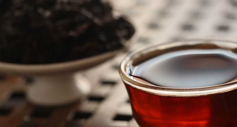 很多人都喜欢喝茶，每种茶对人体健康的功效都不同，普洱茶可以根据加工工艺的不同分为普洱生茶和普洱熟茶