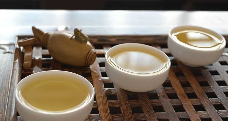 很多人都喜欢喝茶，每种茶对人体健康的功效都不同，普洱茶可以根据加工工艺的不同分为普洱生茶和普洱熟茶