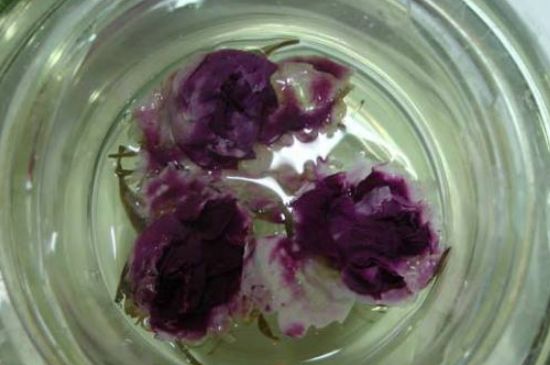 玫瑰花茶真假开水图片，正宗玫瑰花茶泡水的颜色