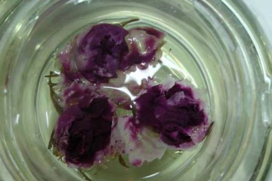 含硫玫瑰花泡水颜色，玫瑰一泡就掉色是真还是假？