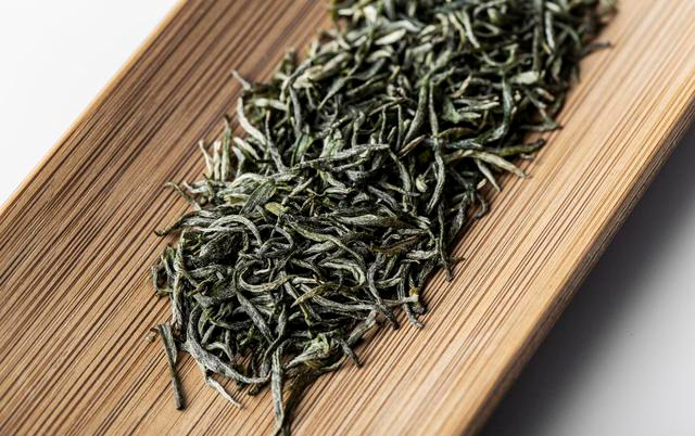 信阳毛尖茶素有“绿茶之王”之称，它的价格会比都匀毛尖茶贵吗？