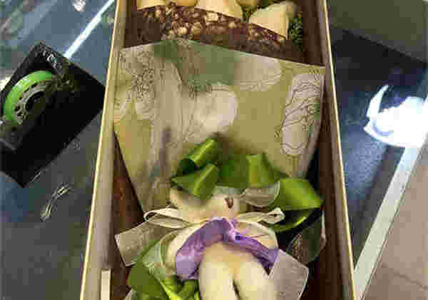 情人节送花的艺术：我给女王大人送鲜花&手折玫瑰礼盒