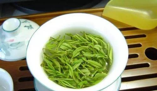 这款茶不但具有独特的口感和芳香，还被誉为是“绿茶中的珍品”