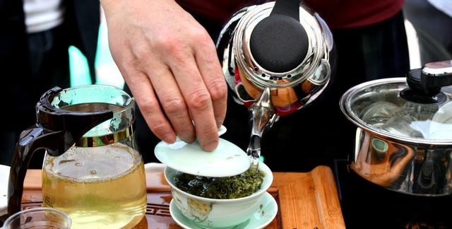 这种茶是贵州三大名茶之一，由毛主席亲笔命名，是贵州人民的骄傲