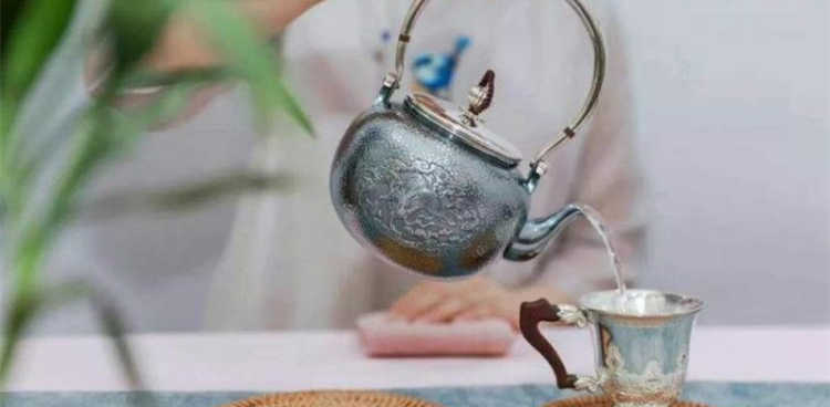 泡茶银壶的开壶方法