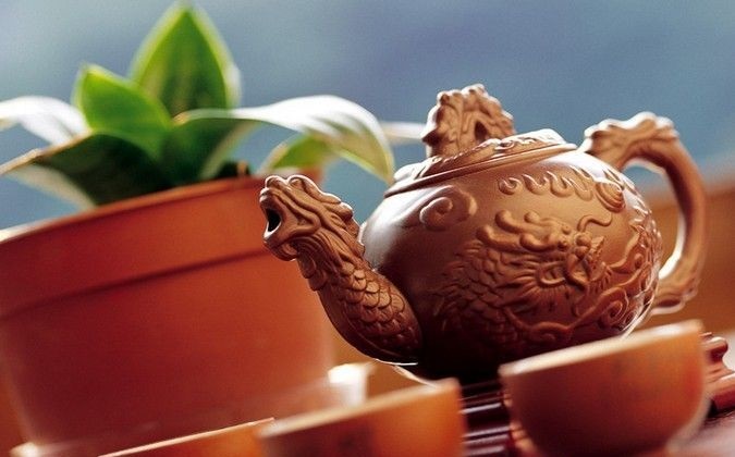 功夫茶的功夫主要表现在：茶具、茶叶、用水、冲法(功夫茶是以严格泡茶艺术门道进行泡茶)