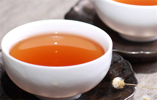 </center><p>武夷大红袍品质优次与茶叶的品格相关，而茶叶的品格是由色、香、味、形4个因子组成的。凡质优的茶叶势必是光彩正，香气高，味道醇，样式美；而质次的茶叶势必是光彩花杂，香气消沉，味道粗淡，样式不正。 据专家说明，武夷大红袍品质优次能够从外形和内质差别。</p><p>干看评外形。使劲深深吸一下茶叶的香气，凡香气高、气息正的势必的优质茶；凡香气低、气息不正的即是粗老茶，大概是劣质茶。看茶叶的光彩、嫩度、条索、粗细、整碎等。凡光彩匀正，嫩度高，条索或颗粒紧实，粗细同等，碎末茶少的，是上乘茶叶。若条形茶条索松懈，叶脉凸起，叶表粗老，光彩不一，身骨轻飘，片、末、老叶多；圆形松树颗粒松泡，大小不一，光彩花杂，都算不得好茶。</p><p>1、嗅香气：茶叶冲泡后，登时倾出茶汤，将茶杯连叶底一路，送入鼻端举行嗅香。凡闻之茶香高傲纯洁，令人不赏心悦目之感者，就可算得上佳茶。</p><p>2、看汤色：凡属上乘的茶品，汤色亮堂有光却是同等的。详细说来，绿茶汤色以浅绿或黄绿为宜，并请求清而不浊，亮堂清撤。</p><p>3、尝味道：在看汤色后登时举行，尝茶汤味道时，务必使茶汤在舌头上轮回转动，如许才气精确而周全的辩别茶汤味道。</p><p>4、评叶底：评判茶叶经冲泡去汤后留下的叶底，看其老嫩、整碎、光彩、匀杂、软硬等环境以断定品质的优次，同时还应留意有没有其余掺杂。</p></div>
            </article>
            
            <ul class=