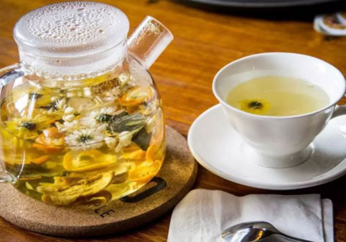 菊花茶蜂蜜的功效与作用及食用方法「菊花茶加蜂蜜的功效与作用」
